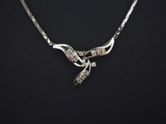 Vente aux enchères Collier souple en or blanc 585, à décor en son centre d'un motif styli