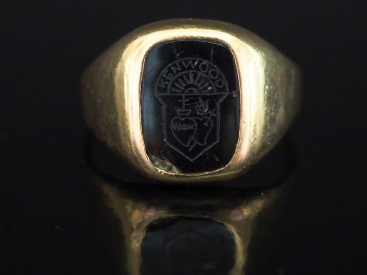 Bague de forme chevalière en or jaune 585 et onyx noir, à décor d'armo