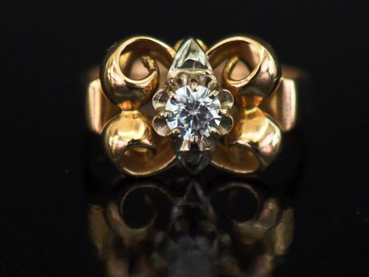 Bague en or jaune 585, à décor ajouré d’enroulements et sertie en son 