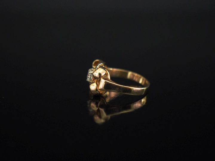 Bague en or jaune 585, à décor ajouré d’enroulements et sertie en son 