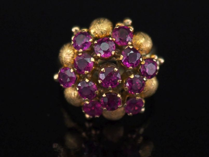 Bague dôme en or jaune 375, sertie d’un pavage de pierres roses. TDD. 