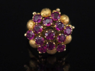 Vente aux enchères Bague dôme en or jaune 375, sertie d’un pavage de pierres roses. TDD. 