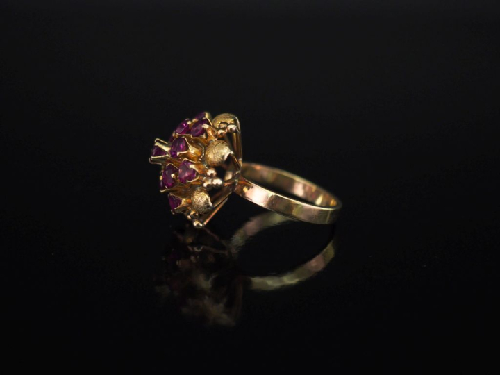 Bague dôme en or jaune 375, sertie d’un pavage de pierres roses. TDD. 