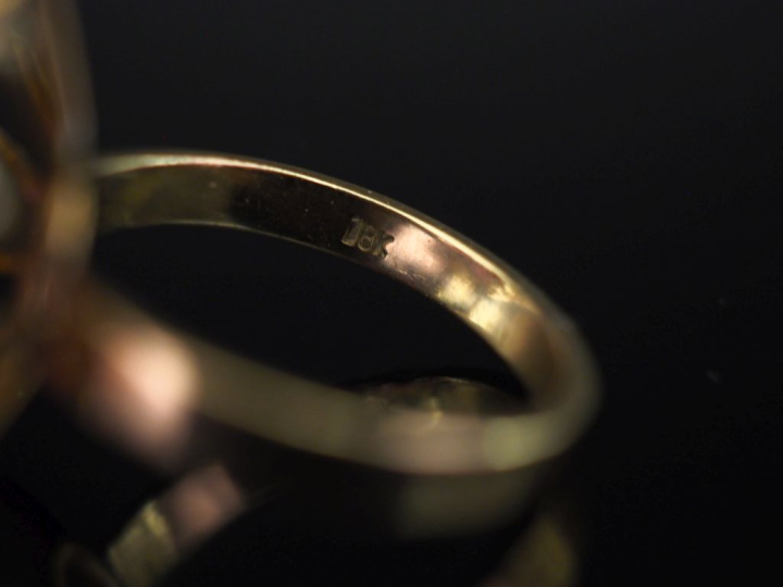 Bague dôme en or jaune 375, sertie d’un pavage de pierres roses. TDD. 