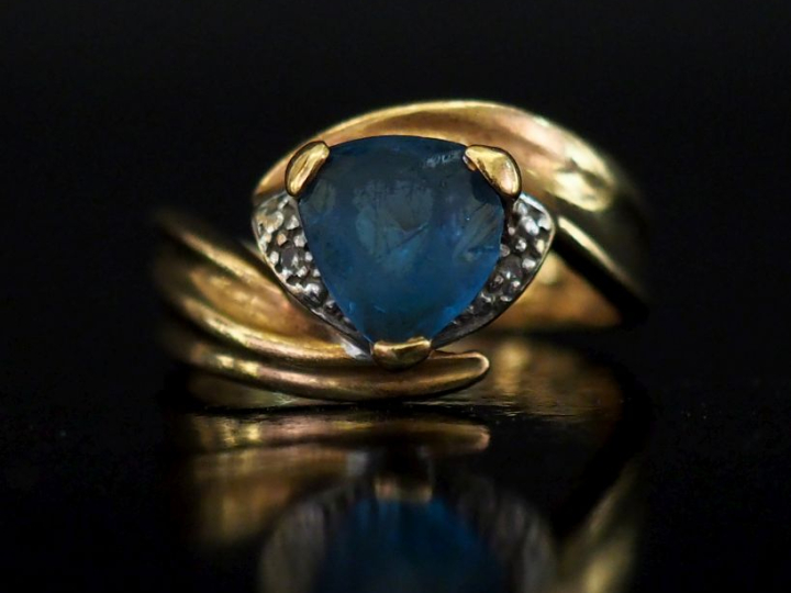 Bague de forme mouvementée en or jaune 375, sertie en son centre d'une