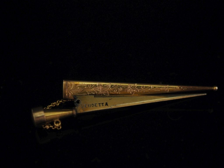 Broche en forme de poignard en or jaune 375.  Lame en métal.  Long. 7,