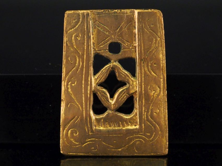 Line VAUTRIN Pendentif de forme trapézoïdale en bronze doré, à décor a