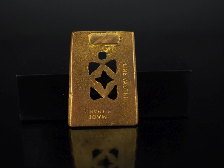 Line VAUTRIN Pendentif de forme trapézoïdale en bronze doré, à décor a