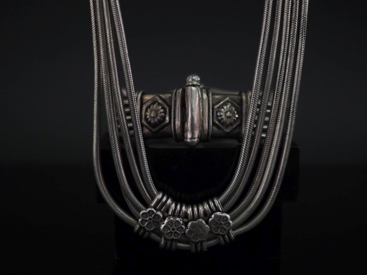 Demi-parure en argent étranger 925, à décor de fleurettes. Comprenant 