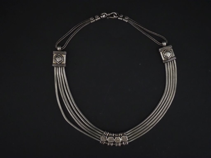 Demi-parure en argent étranger 925, à décor de fleurettes. Comprenant 