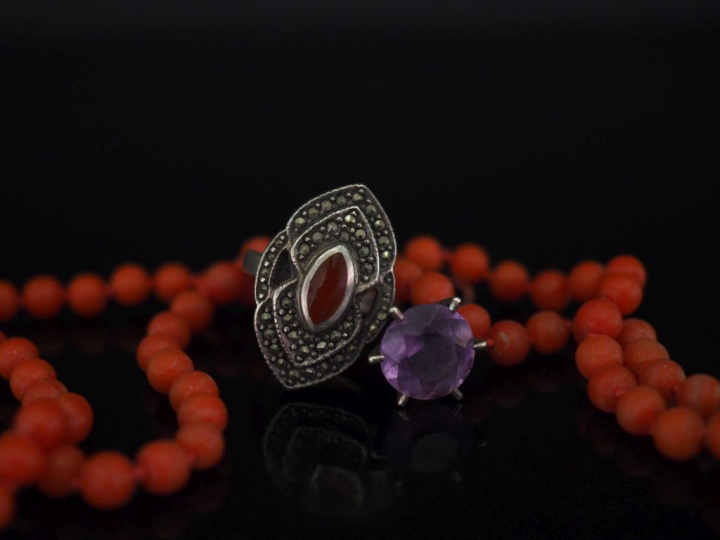 Ensemble comprenant :  - une bague en argent, sertie en son centre d'u