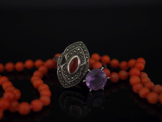 Vente aux enchères Ensemble comprenant :  - une bague en argent, sertie en son centre d'u