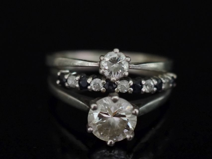 Trois différentes bagues en argent, serties de pierres fantaisie.  TDD