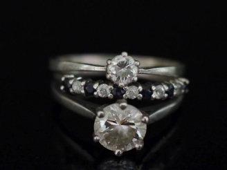 Vente aux enchères Trois différentes bagues en argent, serties de pierres fantaisie.  TDD