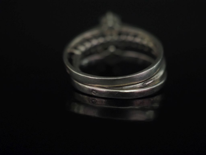 Trois différentes bagues en argent, serties de pierres fantaisie.  TDD