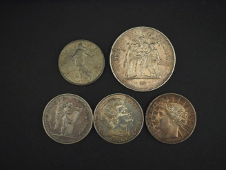Vente aux enchères Ensemble comprenant : - trois pièces de 100 Francs en argent, 1984, 19