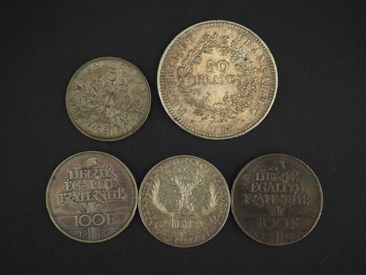 Ensemble comprenant : - trois pièces de 100 Francs en argent, 1984, 19