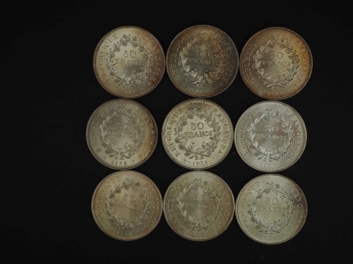 Neuf pièces de 50 Francs en argent, 1974 (x3), 1975, 1976, 1977 (x2) e