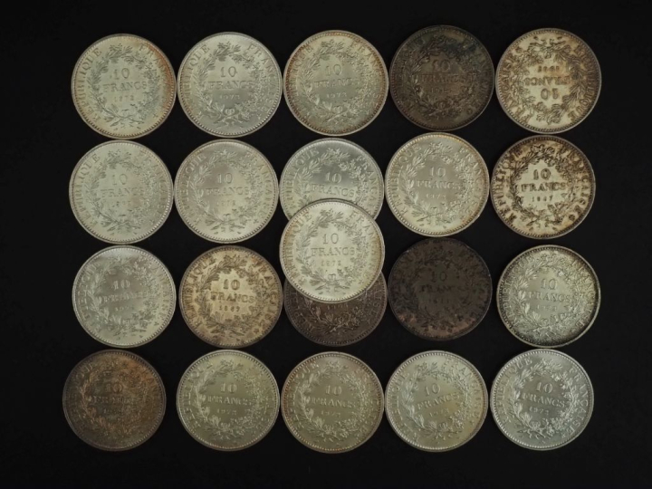 Ensemble de 21 pièces de 10 Francs en argent. Poids. 526 g   