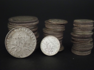 Vente aux enchères Ensemble comprenant :  - 16 pièces de 2 Francs en argent. - 51 pièces 