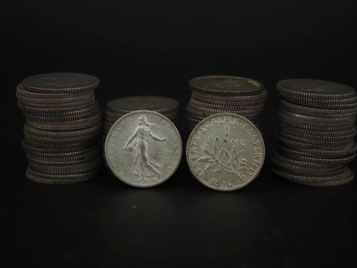 Enemble comprenant 78 pièces de 1 Franc en argent.  Poids. 388 g   