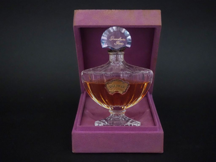 GUERLAIN Shalimar. Plein et scellé.  Cristal. Signé Baccarat. Dans son