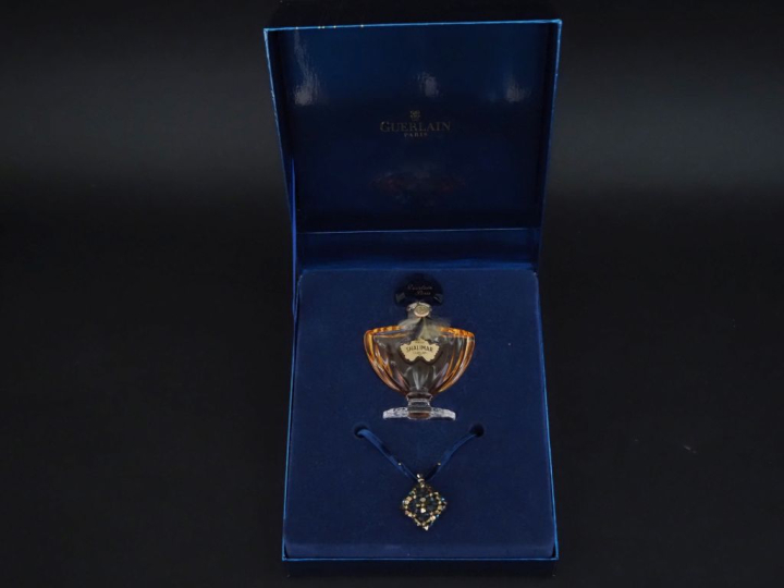 GUERLAIN.  Shalimar. Parfum  H. du flacon : 10 cm  dans son coffret de
