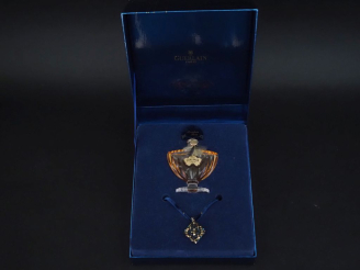 Vente aux enchères GUERLAIN.  Shalimar. Parfum  H. du flacon : 10 cm  dans son coffret de