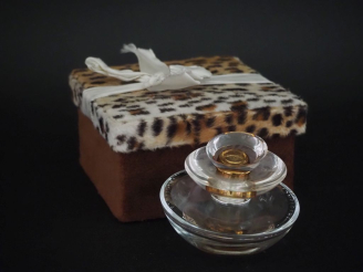 Vente aux enchères GUERLAIN Insolence. Vide.  Dans son coffret de présentation léopard.