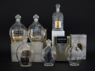 Vente aux enchères GUERLAIN Shalimar. Flacon vide aux abeilles Dans son coffret. Hauteur 