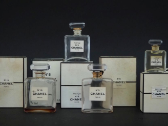 Vente aux enchères CHANEL CHANEL N°19. Fond de parfum Hauteur : 7.5 cm Dans sa boite.  CH