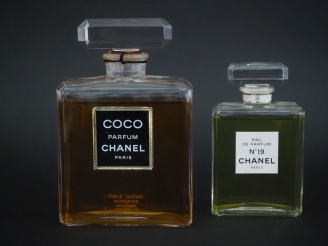 Vente aux enchères CHANEL Coco. Parfum Factice Hauteur : 15 cm. N°19 edp Chanel.  Hauteur