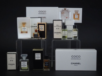 Vente aux enchères CHANEL. Lots de petits ensembles de miniature dans leur coffret: 6 lot