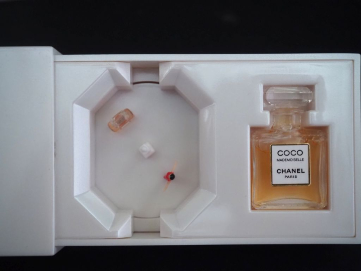 CHANEL. Lots de petits ensembles de miniature dans leur coffret: 6 lot