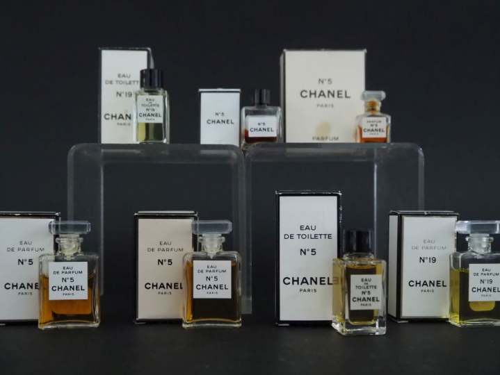 CHANEL Lots de miniatures anciennes, dans leurs boîtes :  N°5 P N°19 E