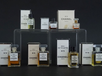 Vente aux enchères CHANEL Lots de miniatures anciennes, dans leurs boîtes :  N°5 P N°19 E