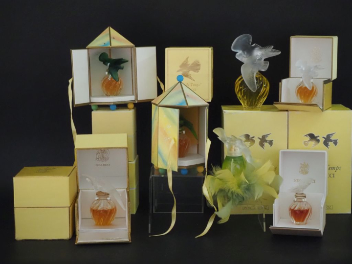 NINA RICCI Ensemble de douze parfums "L'air du temps" dans des flacons