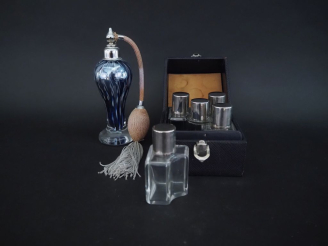 Vente aux enchères Vaporisateur à poire.  Overlay.  Coffret ancien contenant 5 flacons en
