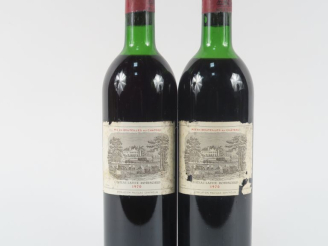 Vente aux enchères 2 BOUTEILLES CHÂTEAU LAFITE ROTHSCHILD 1er GCC PAUILLAC - 1970 - 1 LB 