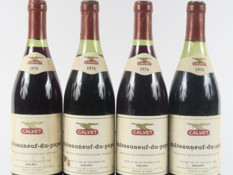 Vente aux enchères 4 BOUTEILLES CHÂTEAUNEUF DU PAPE CALVET - 1976 - 1 à 3,5 CM