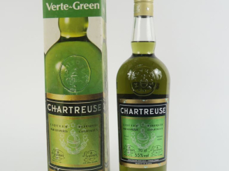 Vente aux enchères 1 BOUTEILLE CHARTREUSE VERTE PÉRIODE 1966-1982 - COFFRET LÉGER ABIMÉ