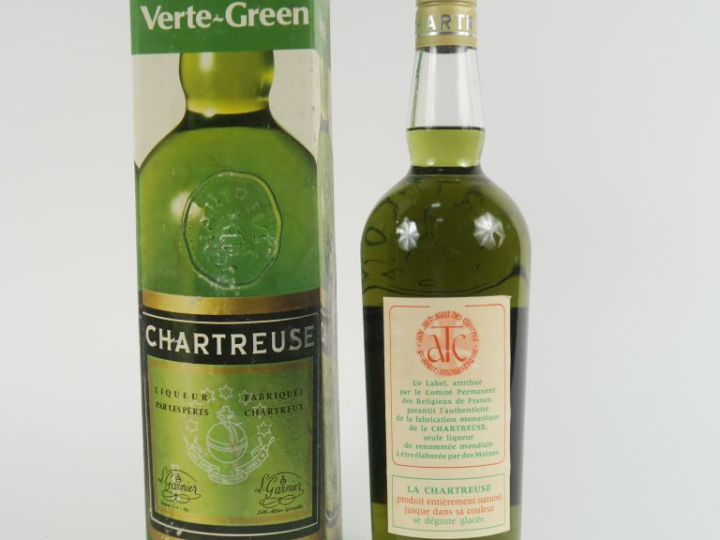 1 BOUTEILLE CHARTREUSE VERTE PÉRIODE 1966-1982 - COFFRET LÉGER ABIMÉ