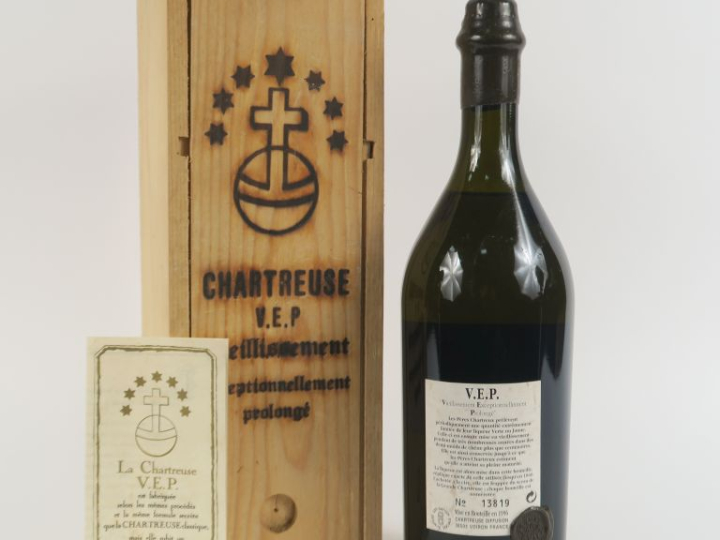 1 BOUTEILLE (1 L) CHARTREUSE V.E.P. 54° - COFFRET - MISE : 1996/N°1381