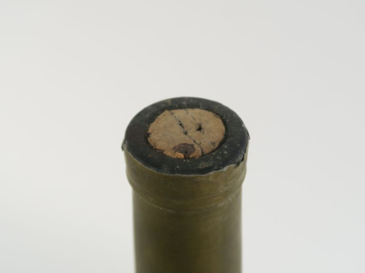 1 VIEUX FLACON (1,4 L) COGNAC COURVOISIER 'NAPOLÉON' - CAPS DÉCOUPÉE/E