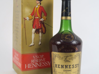 Vente aux enchères 1 BOUTEILLE COGNAC HENNESSY 'GRANDE RÉSERVE' V.S.O.P. - COFFRET