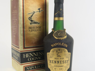 Vente aux enchères 1 BOUTEILLE COGNAC HENNESSY 'BRAS D'OR' NAPOLÉON - COFFRET