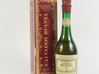 Vente aux enchères 1 BOUTEILLE CALVADOS BUSNEL 'VIEILLE RÉSERVE' V.S.O.P. - COFFRET