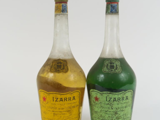 Vente aux enchères 2 VIEILLES BOUTEILLES IZARRA : 1 VERTE 51° BLS - 1 JAUNE 40° BLS