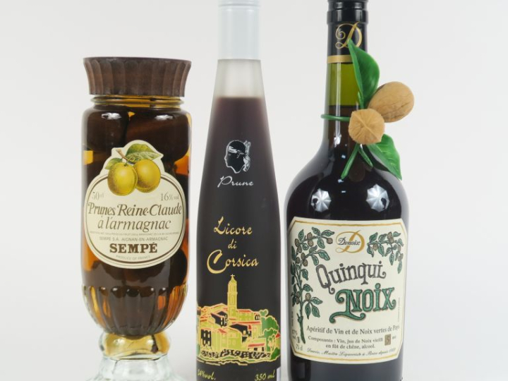 3 BOUTEILLES : 1 QUINQUI NOIX DENOIX - 1 PRUNES REINE CLAUDE à L'ARMAG