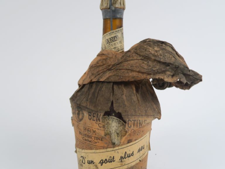 1 VIEILLE BOUTEILLE BÉNÉDICTINE DOM 'B AND B' CACHET OR - PAPIER DE SO